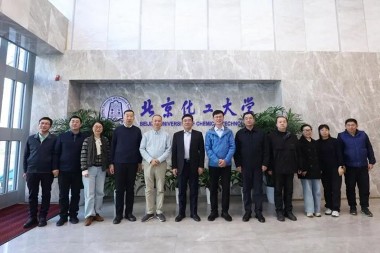 Nanao ny lanonana fanolorana ny vatsim-pianarana manokana ho an'ny Jwell Machinery sy ny fanomezana fitaovana fanosehana ny Oniversiten'i Beijing momba ny Teknolojian'ny Simika.